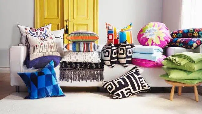 دليلك الشامل لاختيار مخدات الديكور والنوم: ليالي هانئة وديكور رائع 2 عمل ديكور مخدات جميل وأنيق