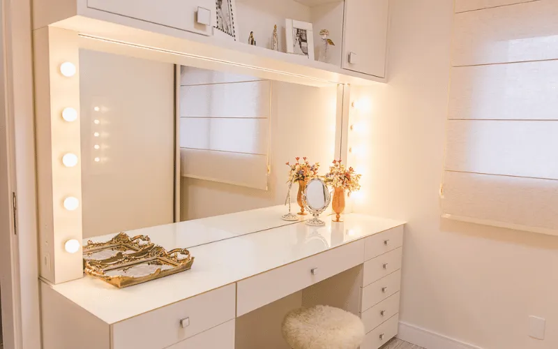 طاولة مكياج كيف تختاريها، وتختاري مكانها؟ واقتراحات لأفضل التصاميم 2 ديكور طاولة مكياج