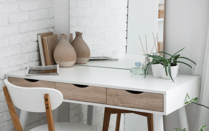 طاولة مكياج كيف تختاريها، وتختاري مكانها؟ واقتراحات لأفضل التصاميم 3 ديكور طاولة الزينة