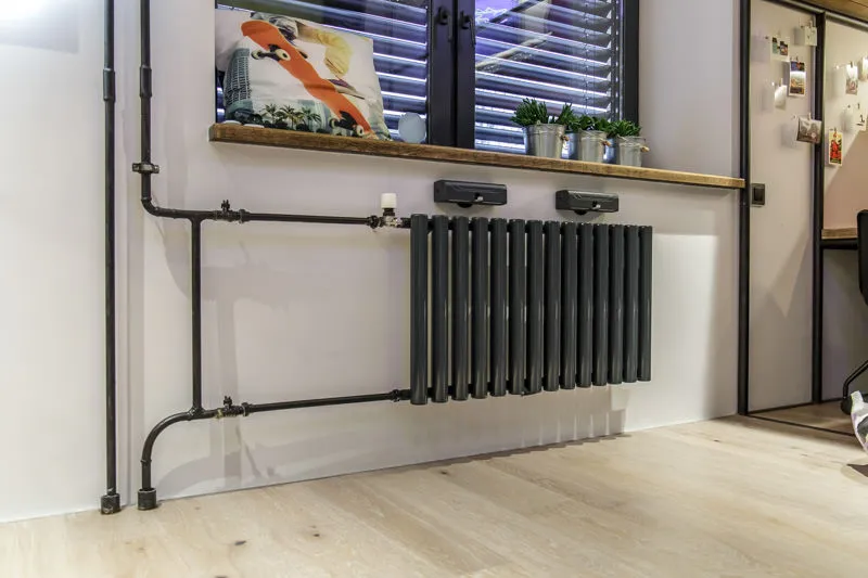 8 أفكار لاخفاء مواسير السباكة الخارجية والداخلية بأناقة 15 chernye truby 13 11zon