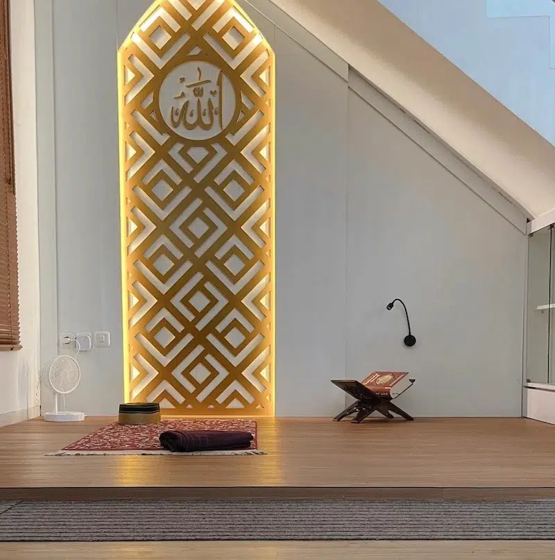 7 أفكار بسيطة لتهيئة ركن رمضاني في المنزل 3 coin priere maison combles 7 11zon