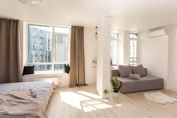4 أفكار مبتكرة لتحويل ديكور استوديو منزلي إلى مساحة مريحة وعصرية 6 depositphotos 437950836 stock photo modern minimalist design bright living 14 11zon