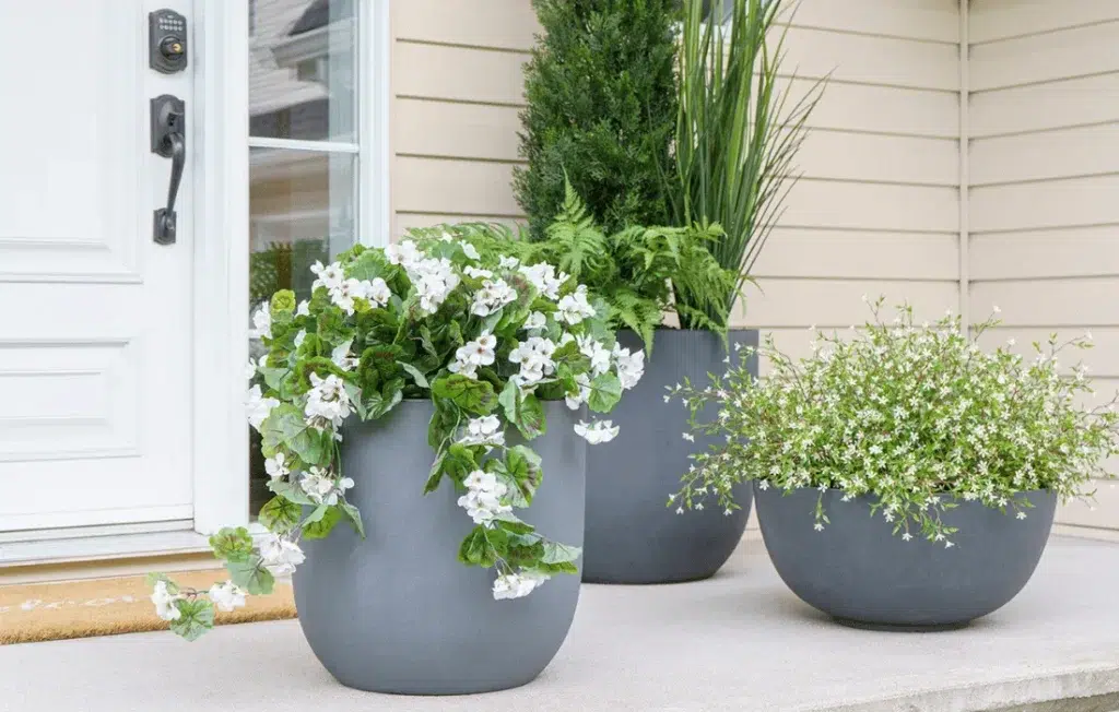 5 أفكار مبتكرة لتزيين باب المنزل من الخارج في المناسبات مع نصائح عملية 13 jardinieres cover tendances deco exterieures 14 11zon