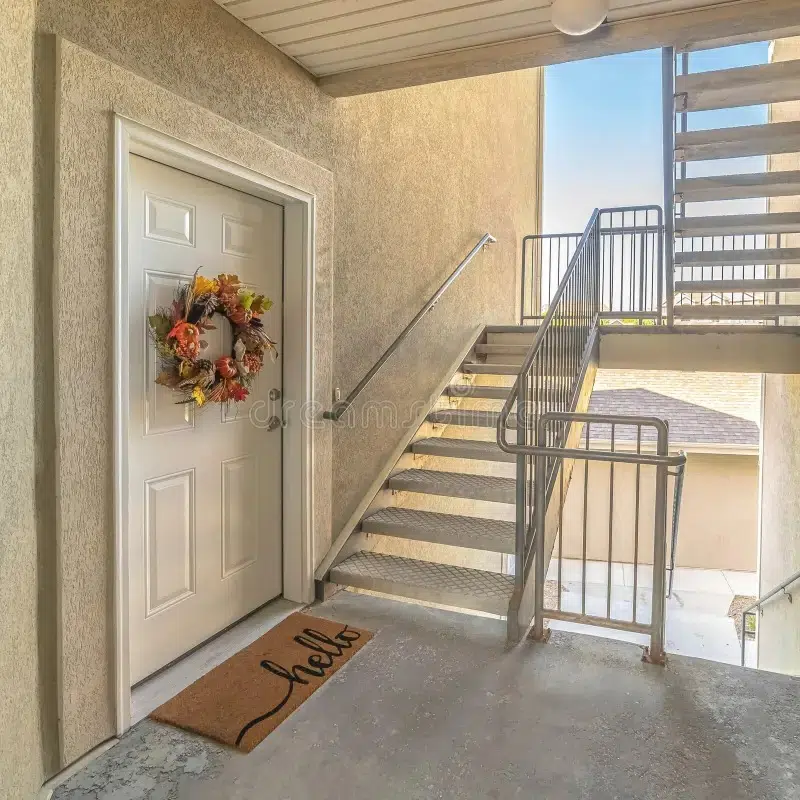 5 أفكار مبتكرة لتزيين باب المنزل من الخارج في المناسبات مع نصائح عملية 14 square front door apartment exterior stairwell wreath 163701692 16 11zon