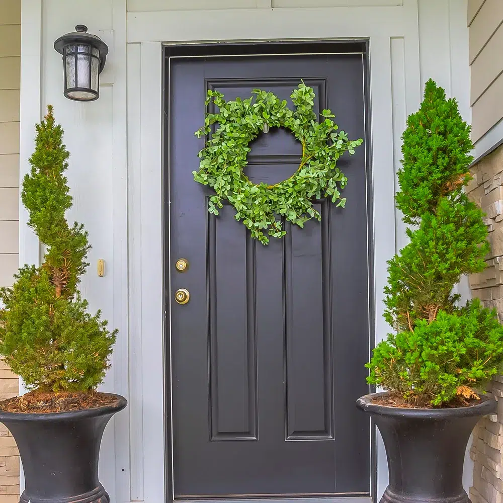 5 أفكار مبتكرة لتزيين باب المنزل من الخارج في المناسبات مع نصائح عملية 2 تزيين باب المنزل الخارجي