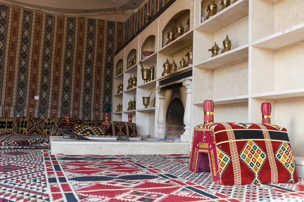 ديكورات سعودية: حين تلتقي الأصالة بالفخامة المعاصرة 8 مجلس شعبي 19